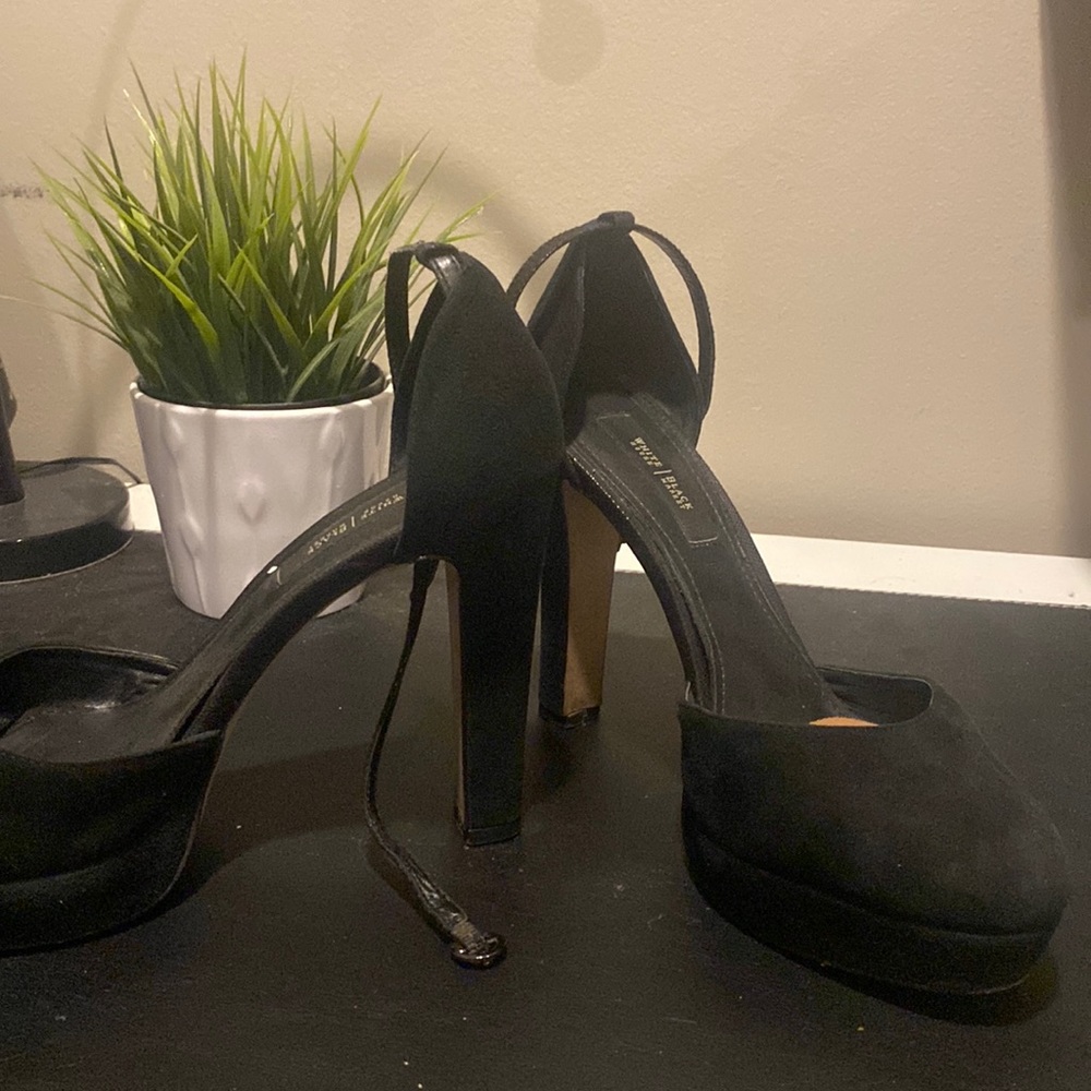 Black Pumps